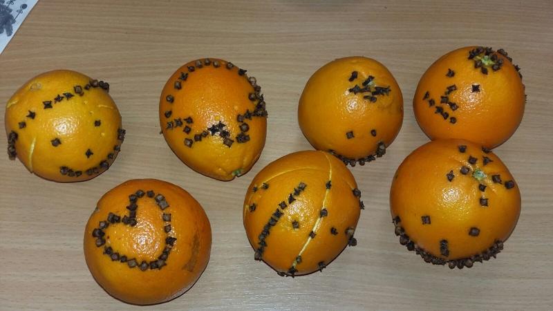 Bastelarbeit: Orangen mit Gewürznelken 